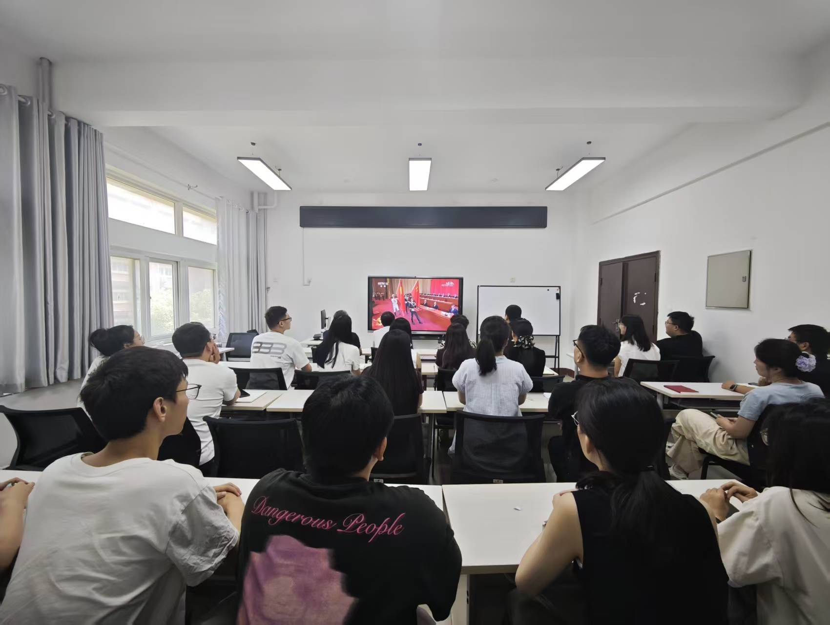 m88help组织集中观看庆祝中国共产党成立105周年大会